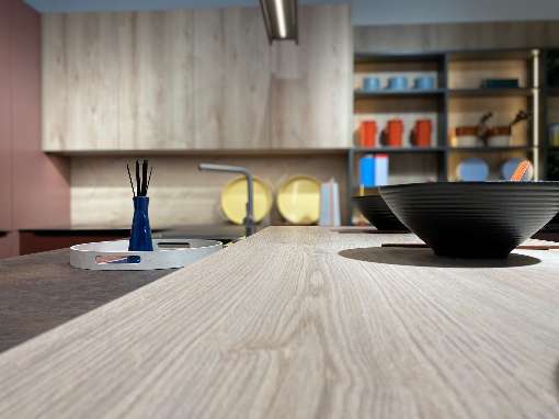 Bilder 2-4: Furnier ist eines der wichtigsten Oberflächenmaterialien bei den individuellen und hochmodernen Küchen des Unternehmens. Fotos: IFN